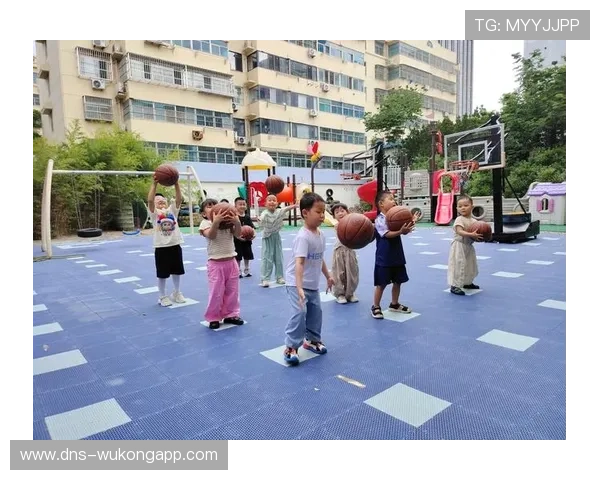 手抛球规则：合法动作与双脚位置判定要点