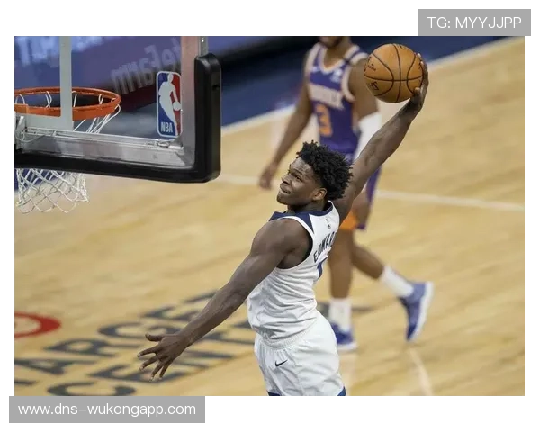 爱德华兹单打拉开防线，比上季得分更具侵略